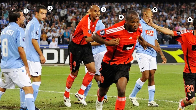 Cầu thủ Benfica vượt qua cầu thủ Napoli để tiến vào vòng cấm địa Cầu thủ Benfica vượt qua cầu thủ Napoli để tiến vào vòng cấm địa