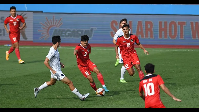 Cầu thủ U22 Philippines dũng cảm chống đỡ sự áp đảo của đối thủ U22 Indonesia